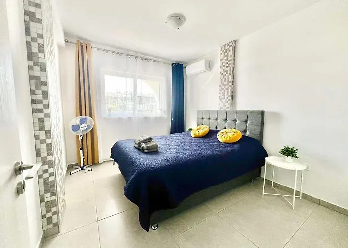 With Oleg C111 דירה *